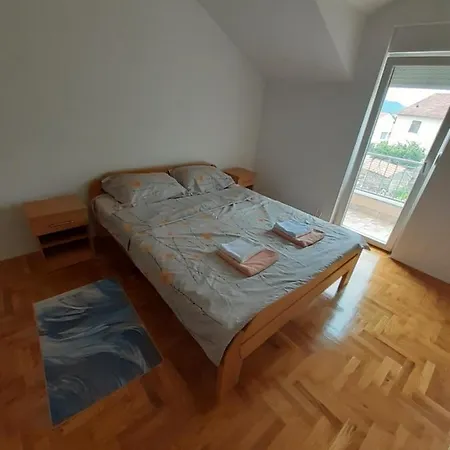 ホームステイ Apartman Dimaco トレビニエ